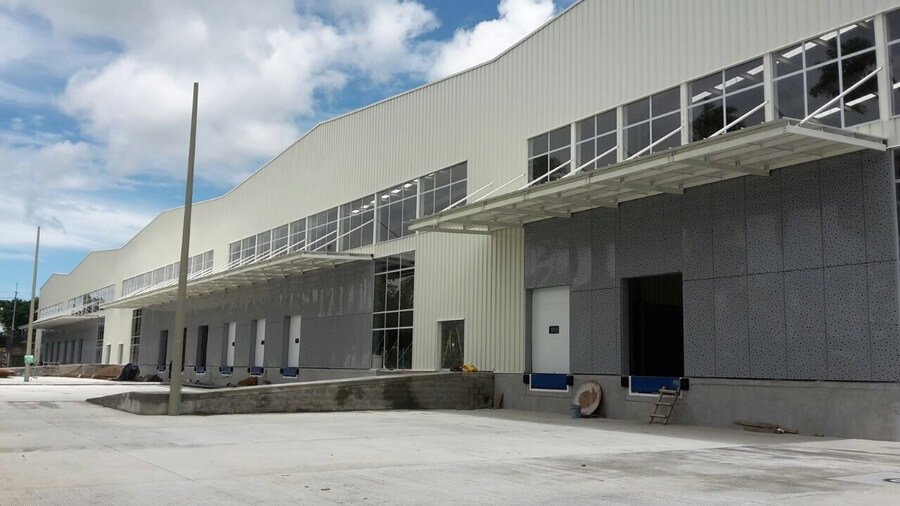 Hubs logísticos característicos - Fachada de un centro logístico y de distribución en construcción