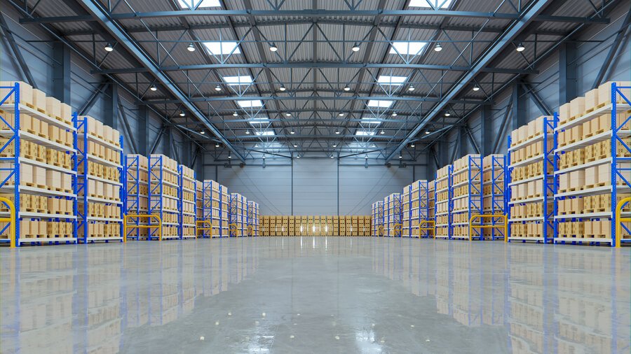 Hubs logísticos infraestructura - Interior de un almacén de distribución amplio y moderno con estanterías organizadas